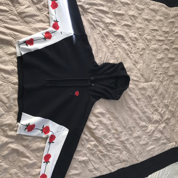 Empyre Kennita Savage Rose Black Crop Hoodie (M) - Picture 2 of 5